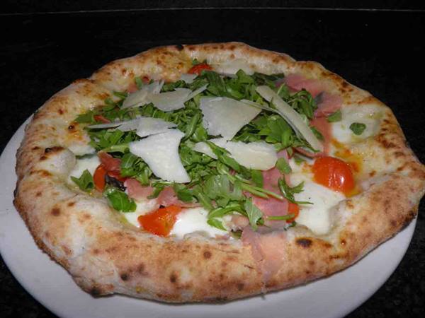 One of the authentic Neapolitan pizzas of Ristorante Donna Sofì