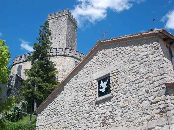 The castle and the church of Pietragavina