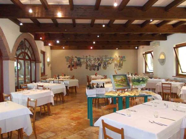 The large room of the Antica Trattoria 'Da Cattivelli'