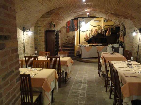 In the characteristic dining rooms of the Taverna dei Tre Mori