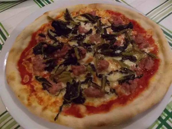One of the fantastic pizzas of Ristorante Lo Scacciapensieri