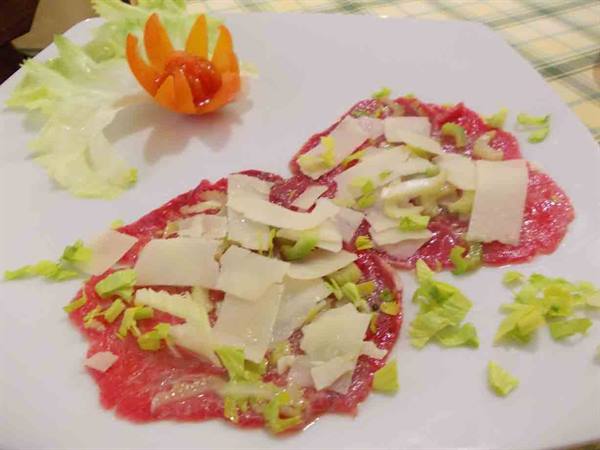 Delicacies of Ristorante Lo Scacciapensieri: the meat albese style