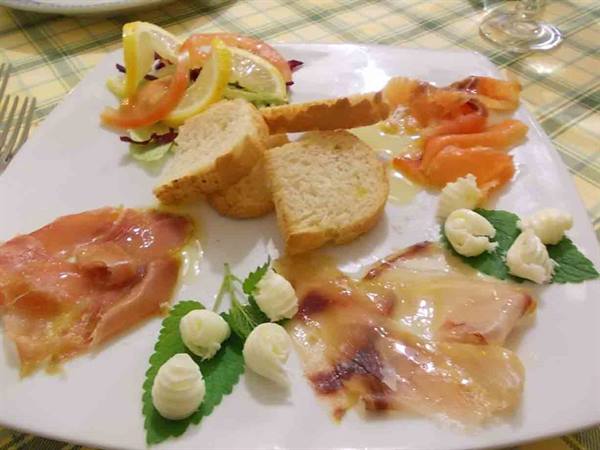Delicacies of Ristorante Lo Scacciapensieri: house-smoked swordfish, tuna and salmon