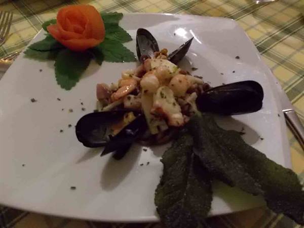 Delicacies of Ristorante Lo Scacciapensieri: the seafood salad