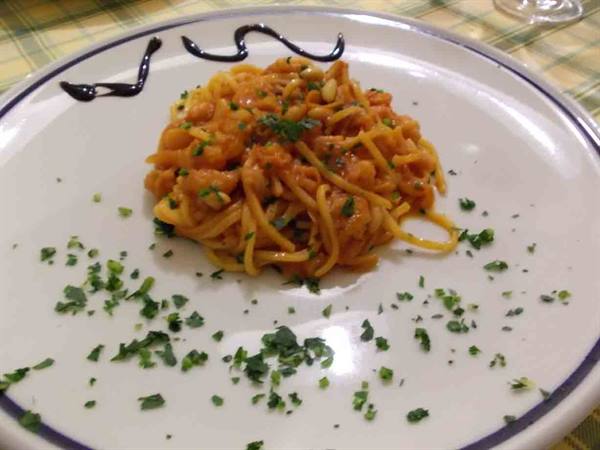 Delicacies of Ristorante Lo Scacciapensieri: tagliolini with grouper and pine nuts