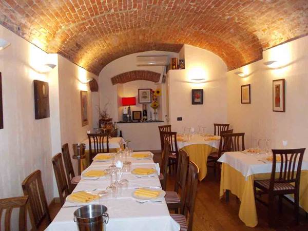 In the characteristic dining room of Ristorante I Capitelli