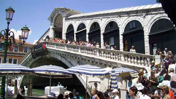 Tourists at the Rialto bridge