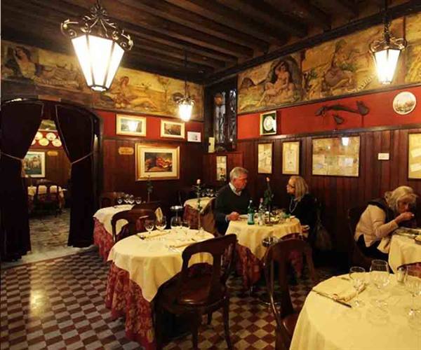 In the characteristic dining rooms of the Antica Trattoria Poste Vecie