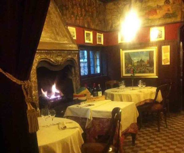 In the characteristic dining rooms of the Antica Trattoria Poste Vecie