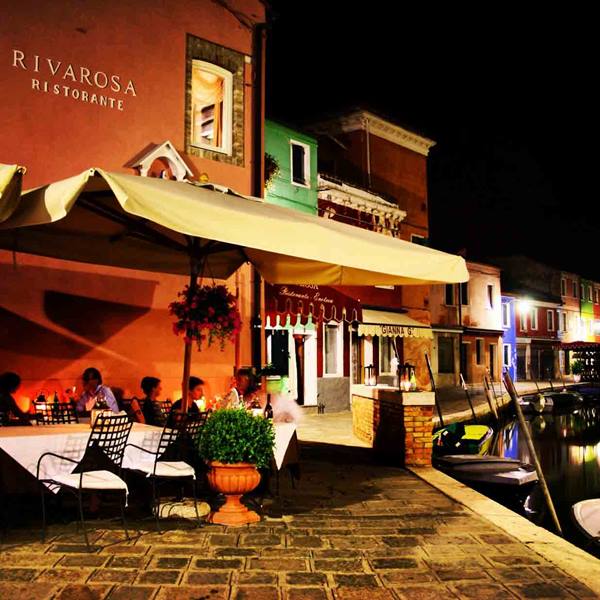 Riva Rosa restaurant in Burano: tables under umbrellas, colorful houses and canal boats