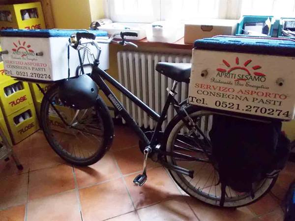 Bicycle from Apriti Sesamo bakery with white boxes for meal delivery