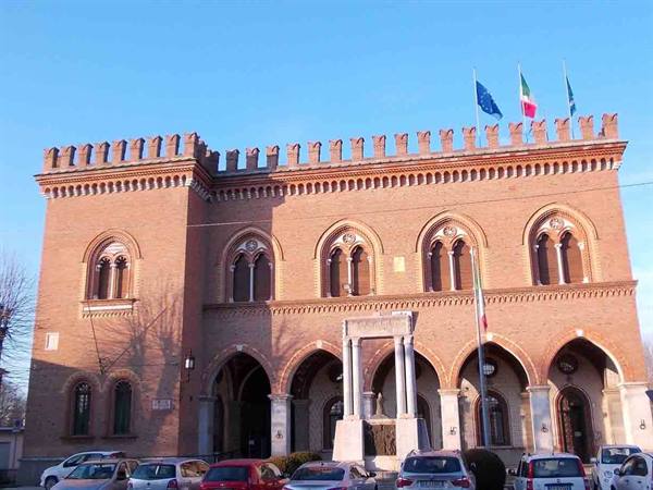 Palazzo del Gotico in Piacenza, brick facade with mullioned windows