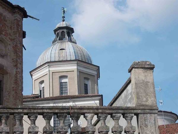 Green copper dome with lantern above a stone balustrade