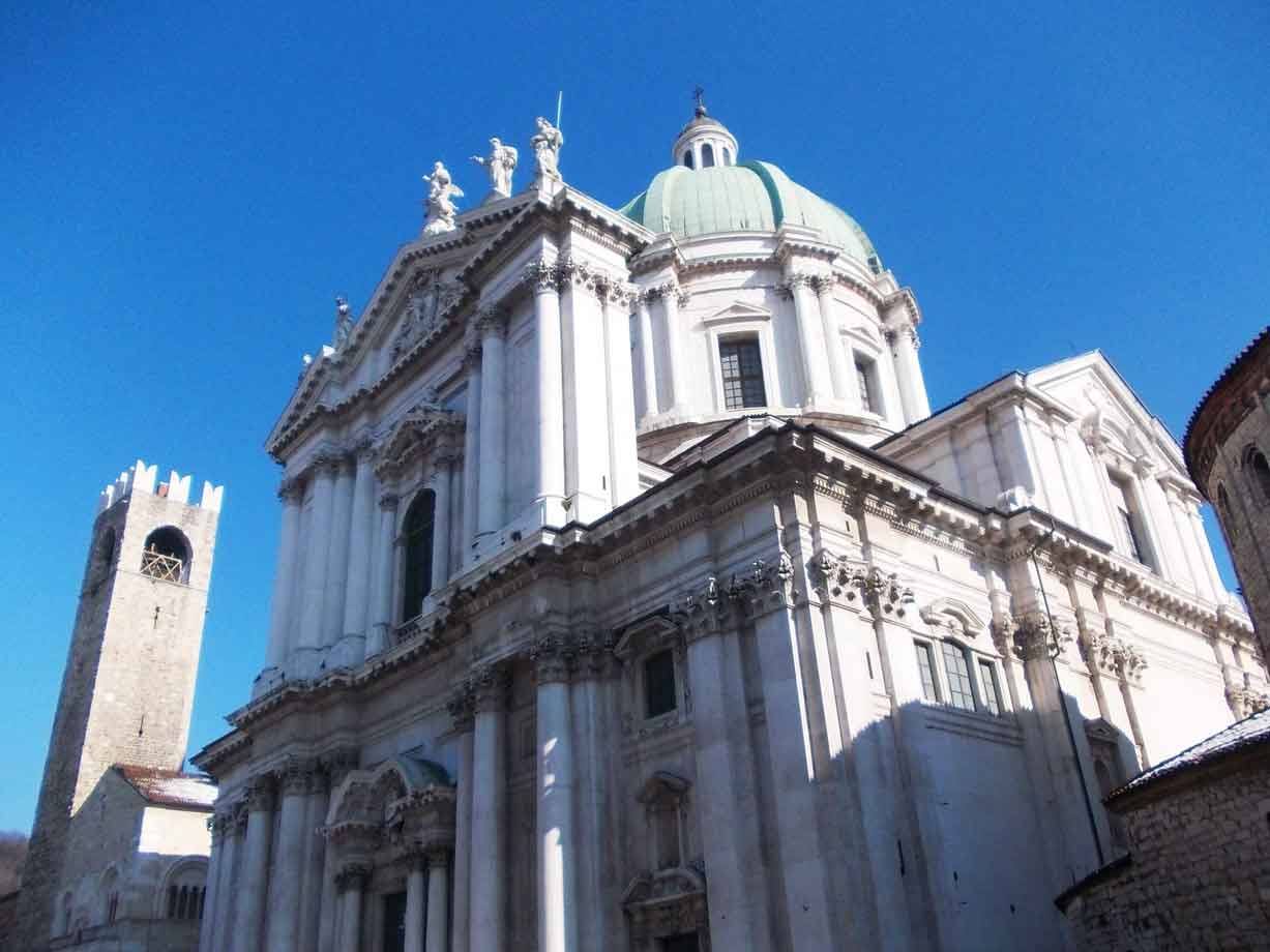 Cupola verde del Duomo di Como sopra la facciata barocca in marmo bianco