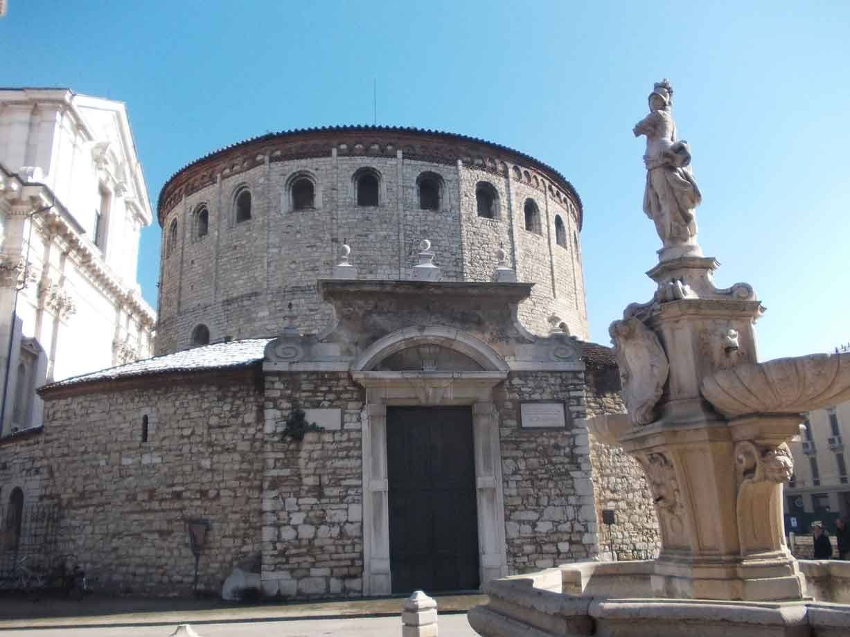 La Rotonda del Duomo Vecchio in pietra accanto alla fontana con statua a Brescia