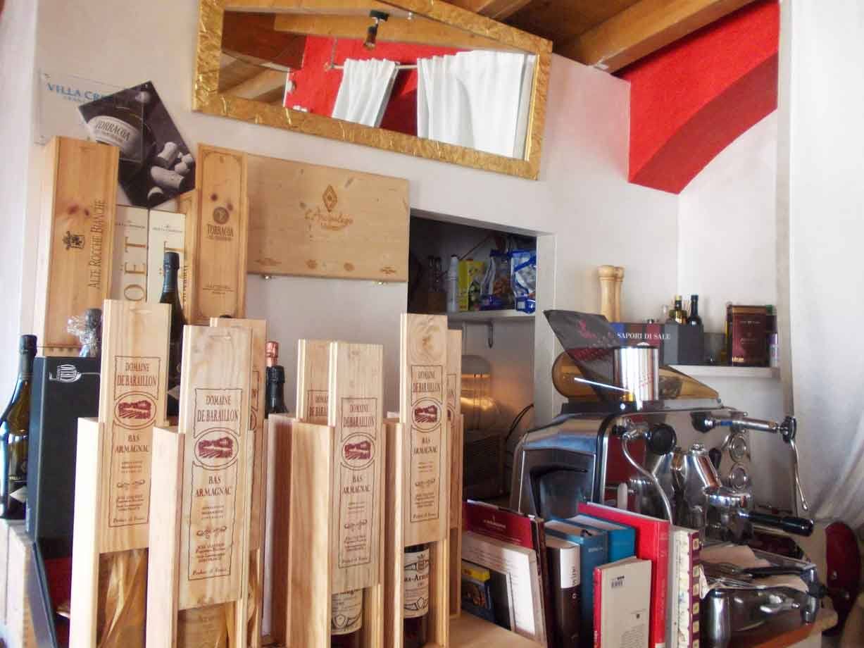 Casse di legno per vino e macchina da caffè dentro un piccolo bar