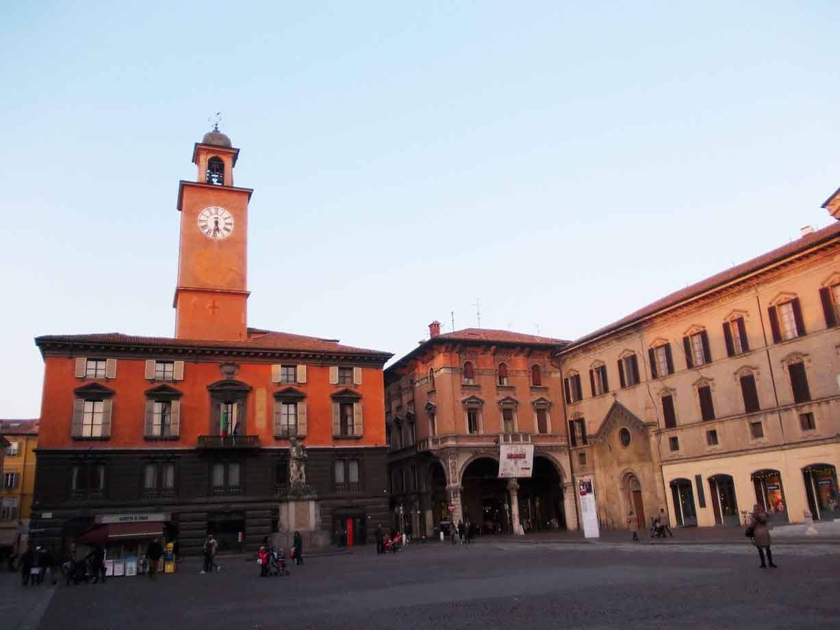 Piazza Grande a Reggio Emilia: torre civica con orologio al tramonto