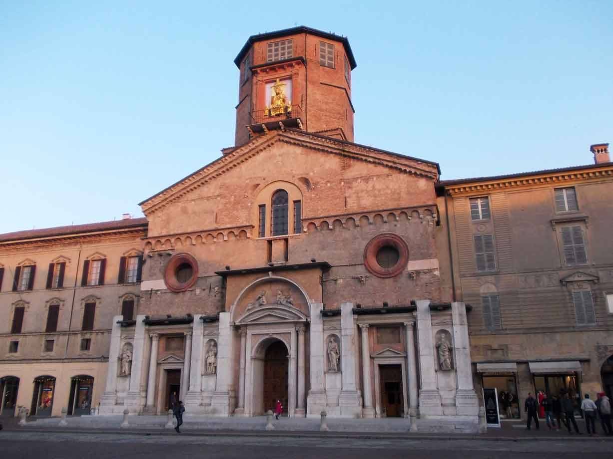 Cattedrale di Reggio Emilia: facciata in laterizio con portici marmorei e campanile