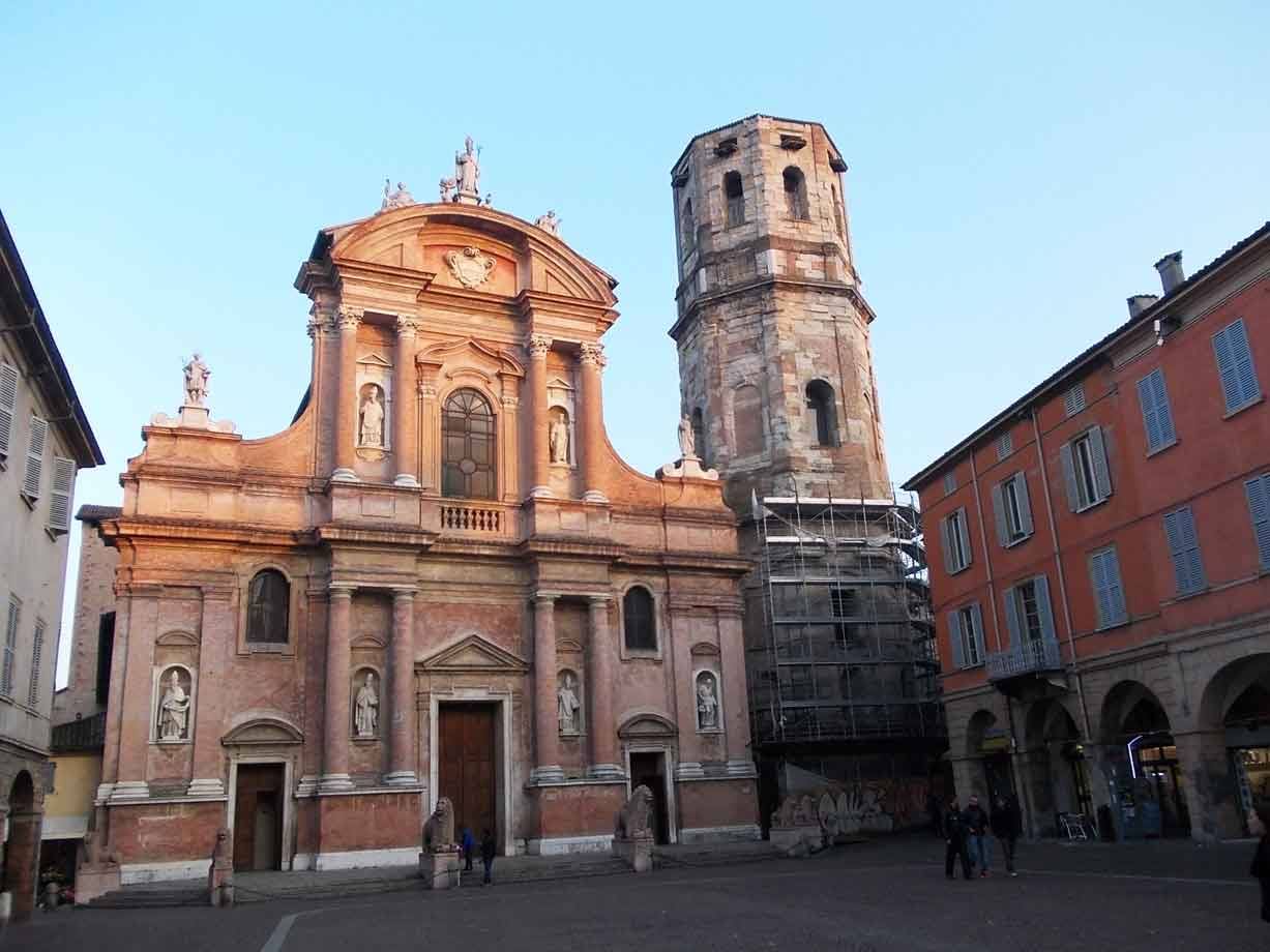 Basilica di San Prospero con campanile in mattoni, piazza di Reggio Emilia, luce serale