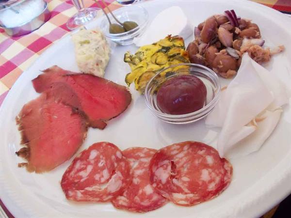 Antipasto platter with roast beef, salami, beans, olives and lardo