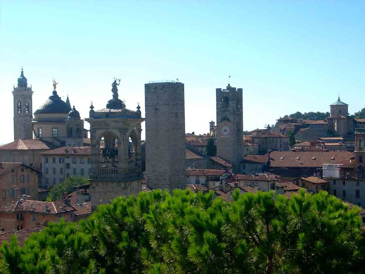 Tetti e torri medievali di Bergamo Alta tra campanili e cupole al sole