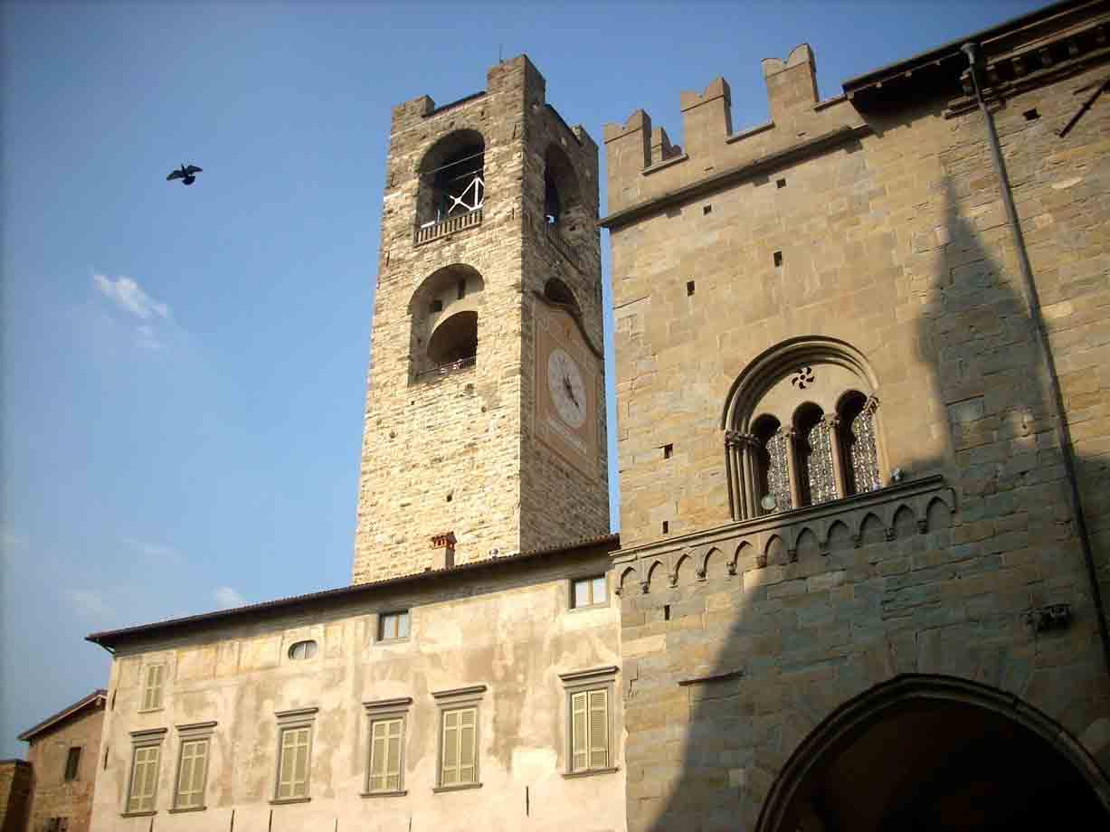 Torre campanaria in pietra accanto al palazzo medievale a Bergamo Alta