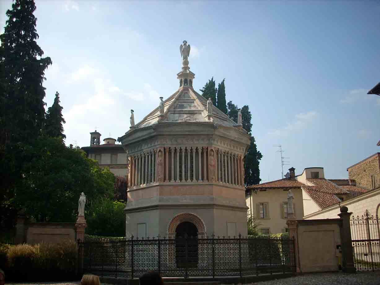 Battistero di Bergamo, edificio ottagonale in marmo con statue, circondato da cancelli in ferro