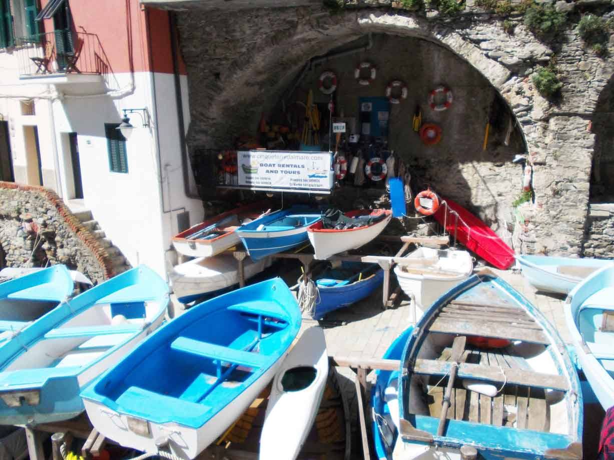 Barche blu in secco sotto il arco di pietra, Riomaggiore