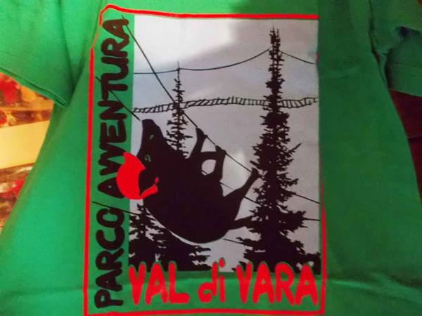 Green t-shirt of Parco Avventura Val di Vara with a boar on a zipline
