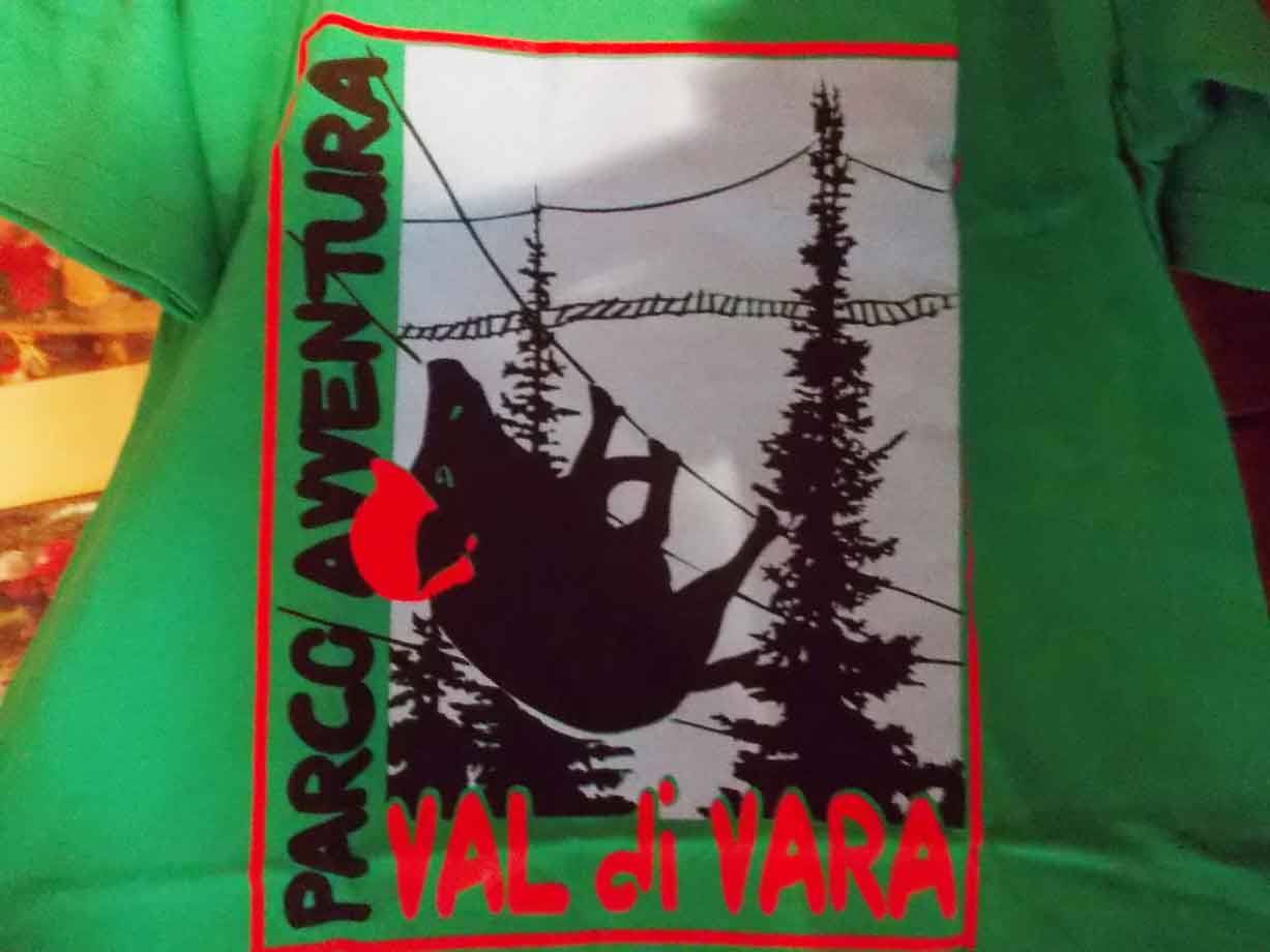 T-shirt verde del Parco Avventura Val di Vara con cinghiale su tirolese