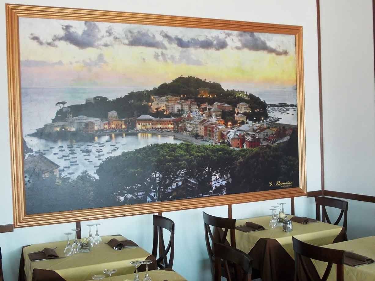 Quadro incorniciato di porto con barche sopra tavoli apparecchiati al ristorante