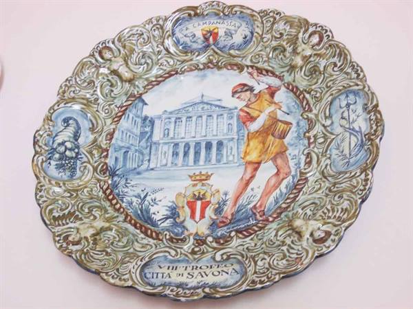 Decorated Savona ceramic plate, drummer boy and Chiabrera Theatre, blue and ochre colors