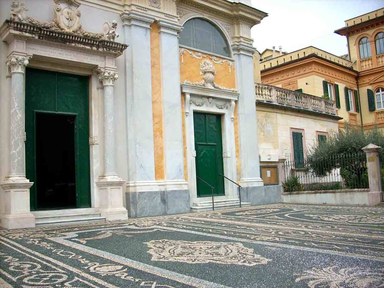 Chiesa barocca con portali verdi e pavimento decorato con ciottoli bianchi