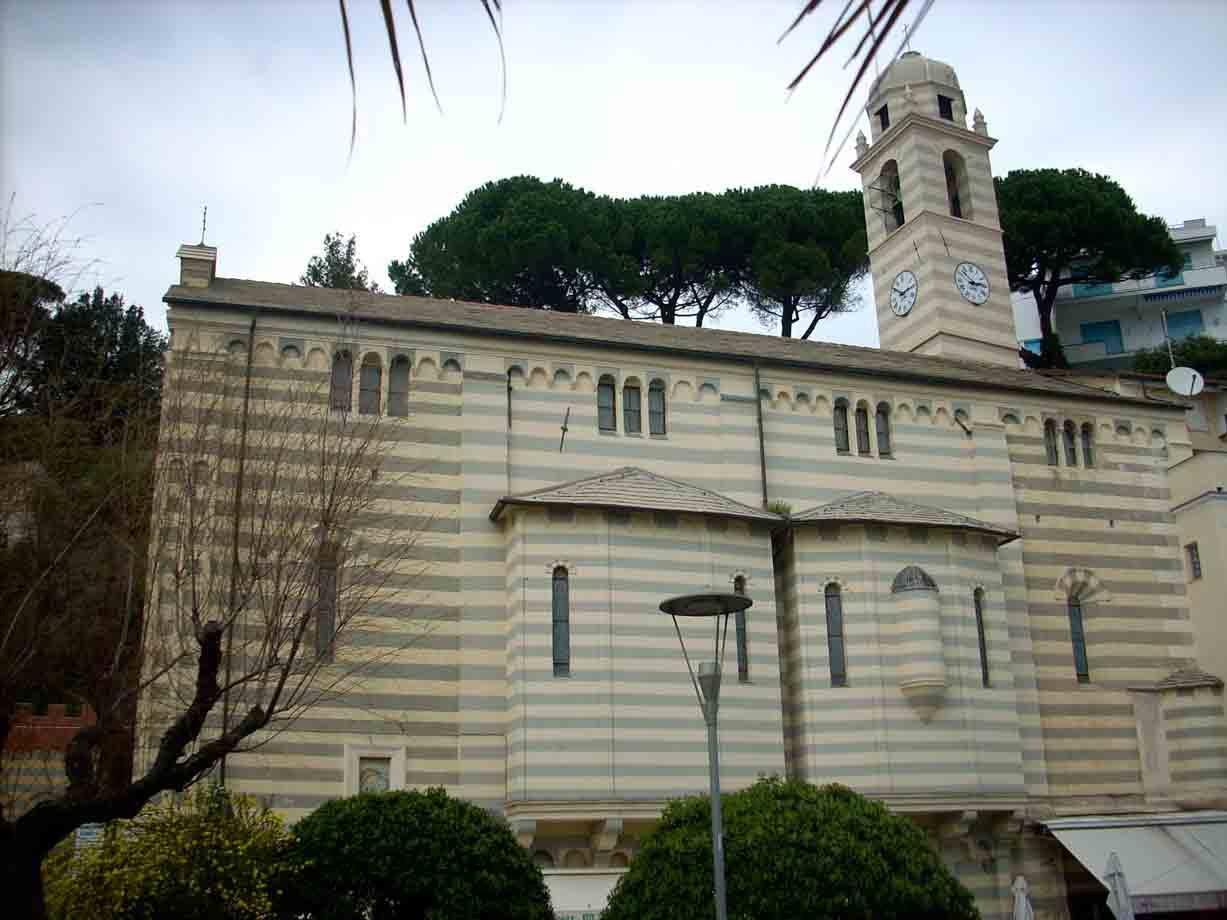 Chiesa in marmo a fasce bianche e grigie, campanile con orologio e palme