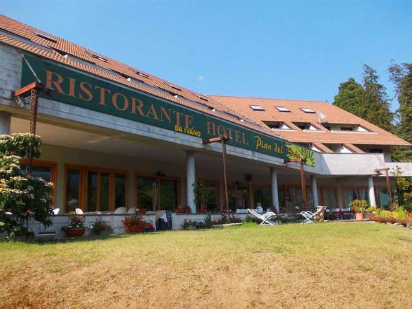 Ristorante Hotel Pian del Sole, red tiled roof, loungers on the lawn