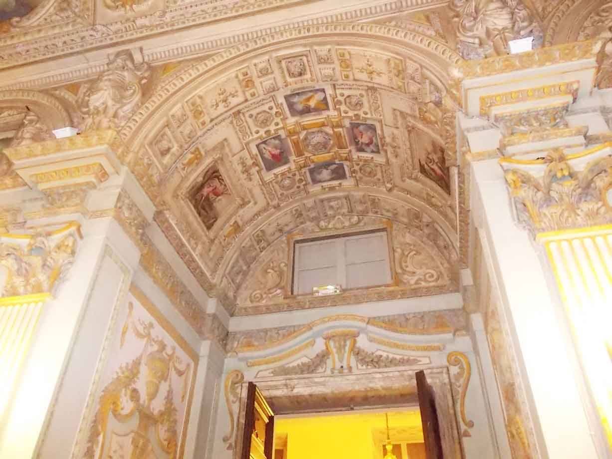 Soffitto a volta affrescato sopra una porta interna di palazzo barocco