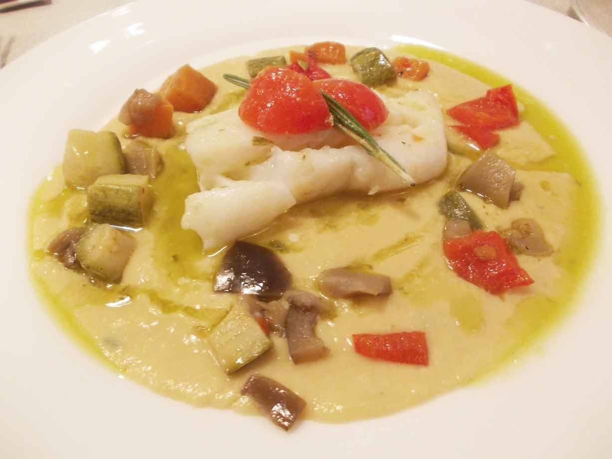 Filetto di merluzzo su crema di ceci con verdure, pomodorini e rosmarino