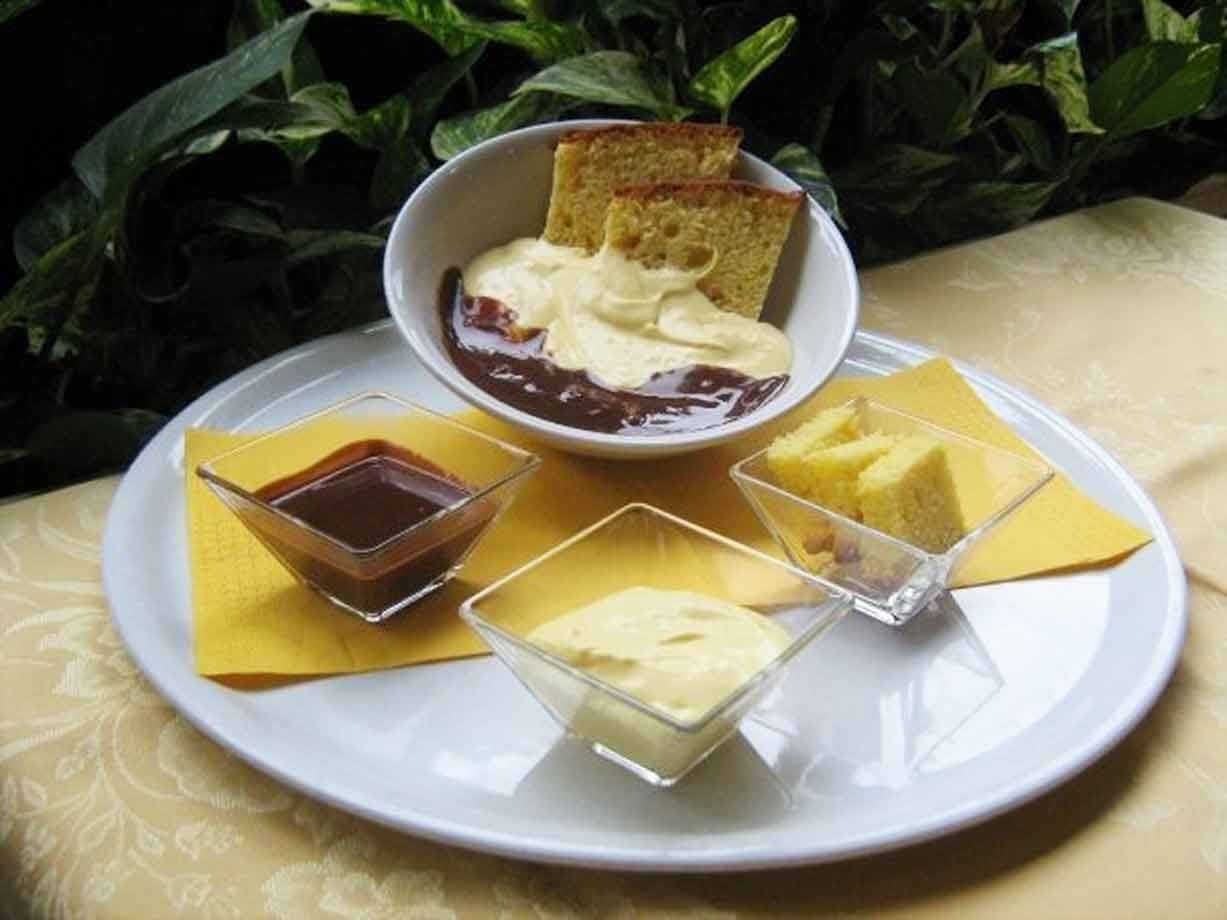 Piatto bianco con cioccolato crema e zabaione, tipico dolcetto piemontese