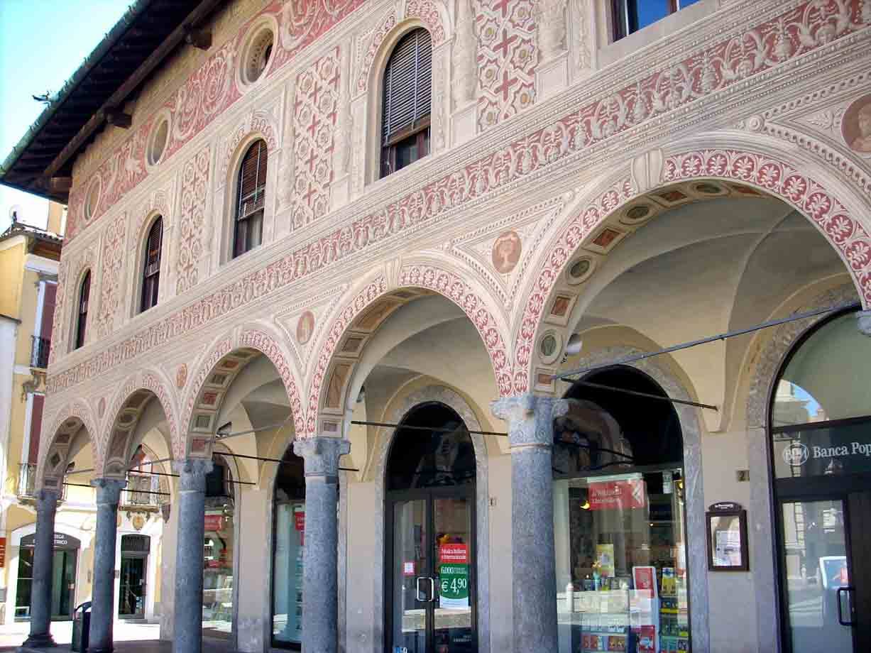 Portico con colonne di granito e facciata affrescata in rosso, Vigevano