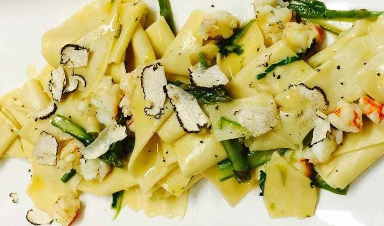 Pappardelle al tuorlo con gamberi, asparagi e scaglie di tartufo nero