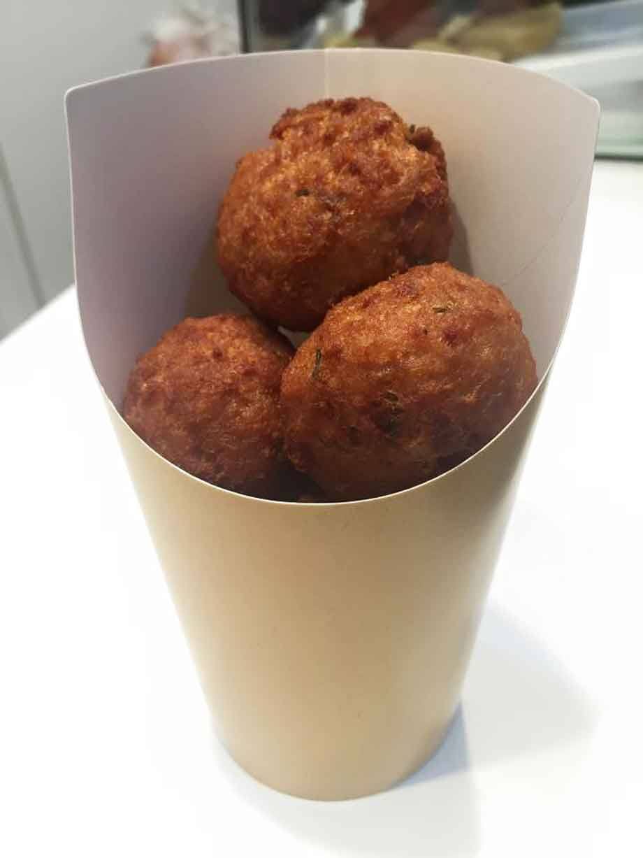Frittelle di baccalà dorate in cono di cartone bianco
