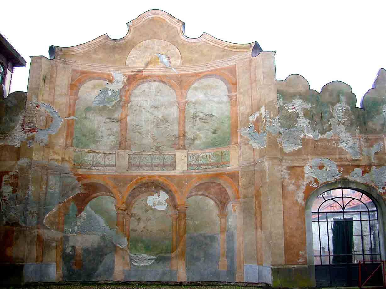 Affrescosdissolventi su facciata curva con archi dipinti, accanto a portale in vetro