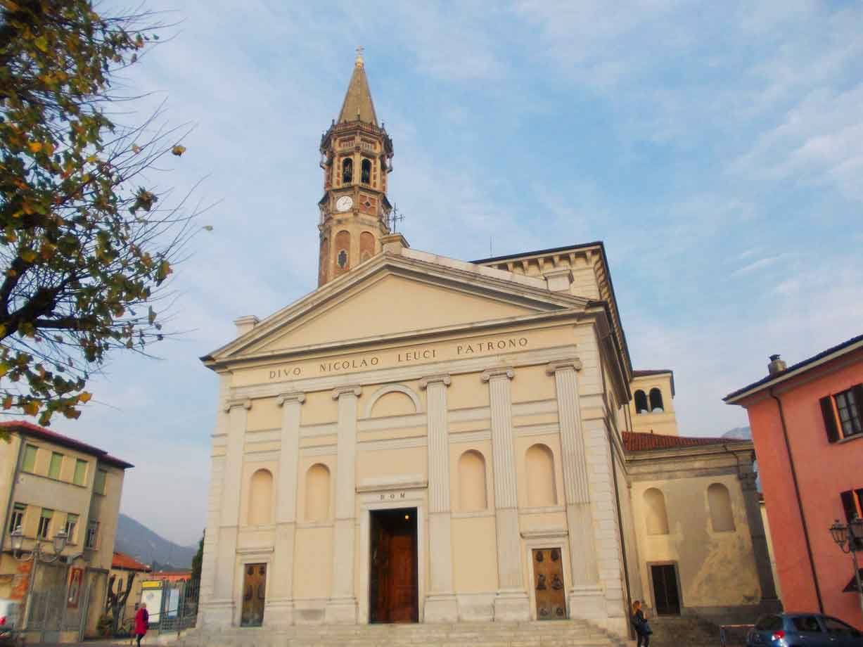 Basilica di San Nicolò a Lecco, facciata chiara e campanile sotto cielo azzurro