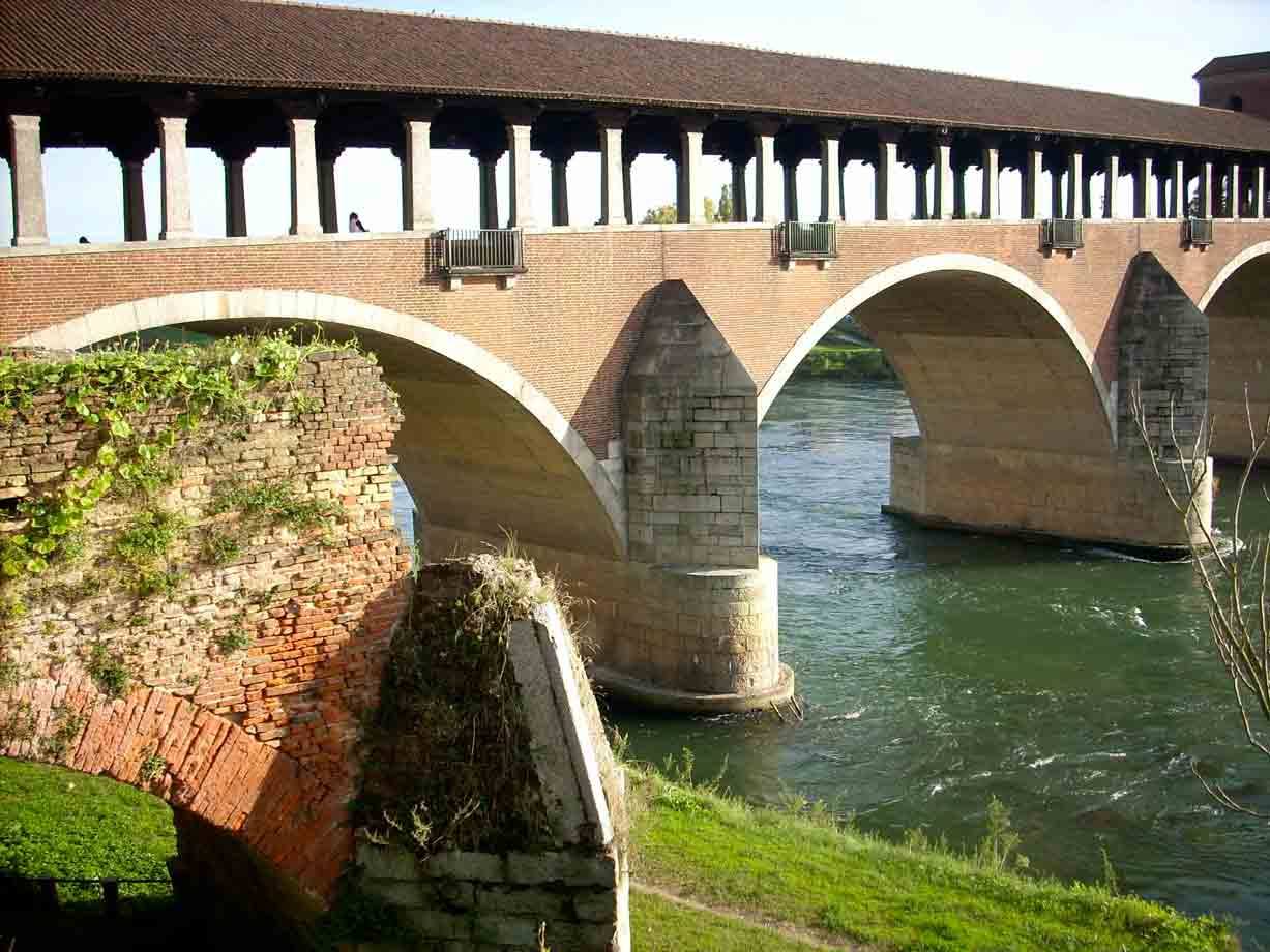 Ponte Coperto di Pavia: archi in mattoni e pietra sul fiume Ticino