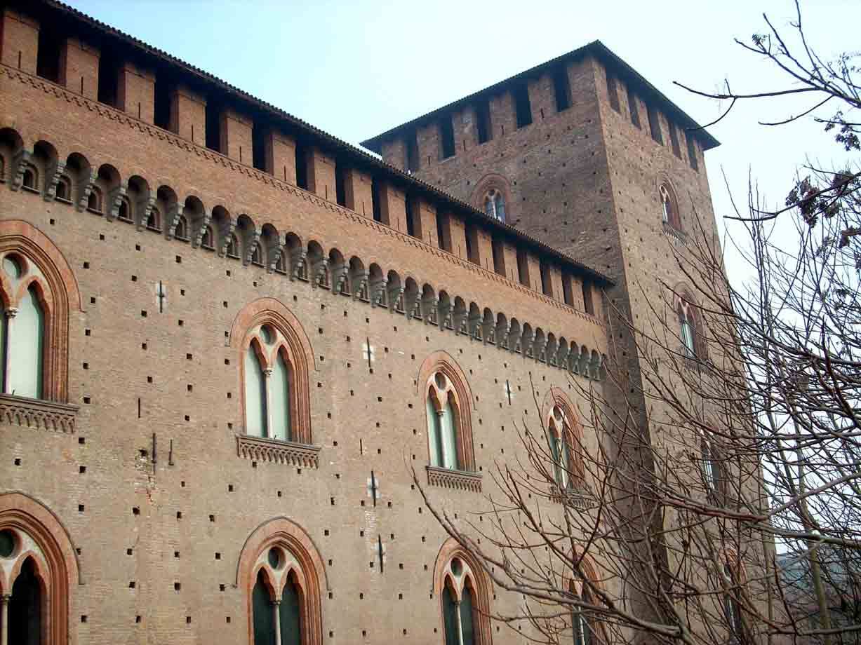Castello Visconteo di Pavia, mattoni rossi con bifore gotiche e torre merlata