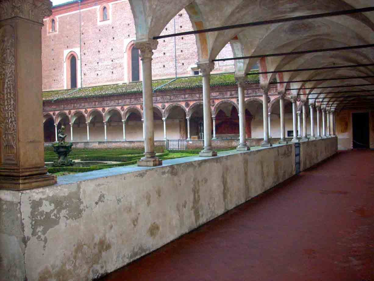 Chiostro della Certosa di Pavia, archi su colonne di marmo e giardino