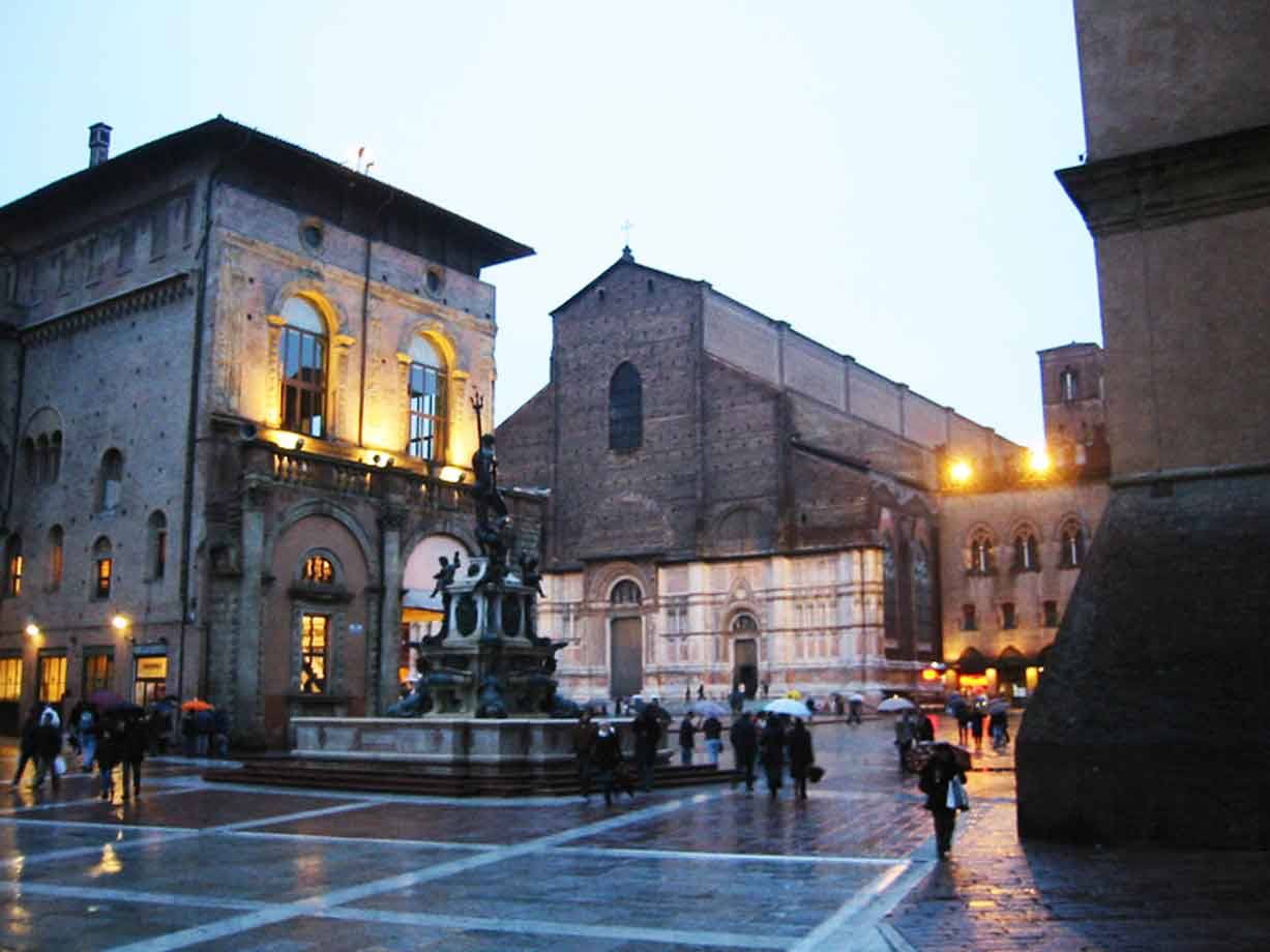 Piazza Maggiore a Bologna con la Fontana del Nettuno e la basilica di San Petronio