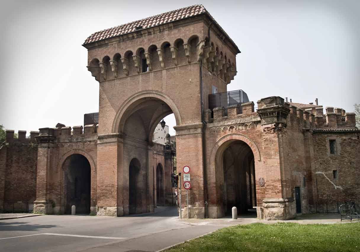 Porta Saragozza a Bologna, antica porta in mattoni con merlature e arcate