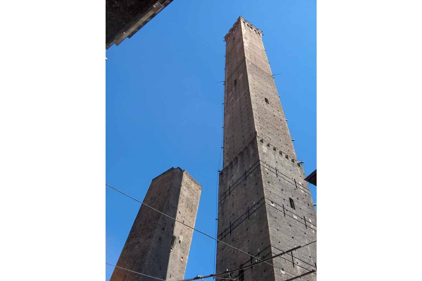Le Due Torri di Bologna, mattoni medievali contro il cielo azzurro