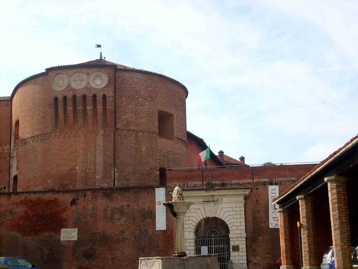Torre circolare in mattoni della Rocca di Senigallia, fontana davanti all'ingresso